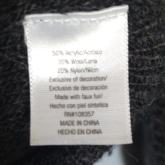 Womens wool blend loose knit sweater with fur patches on shoulders. - Picture 4 of 6